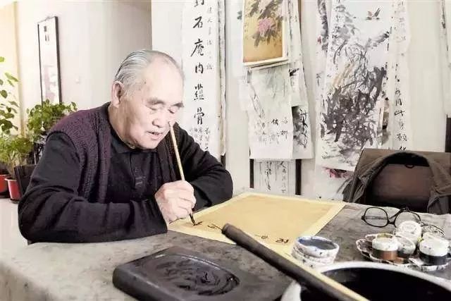 从搓澡工一路写到春晚舞台，一生痴迷魏碑，他85岁高龄还在办展