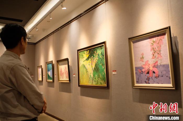 中国“洋紫荆之都”办画展 多种画法展现“粉色浪漫”